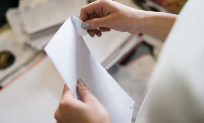 Woman asks neighbor to watch dogs – then receives a letter from him that reduces her to tears