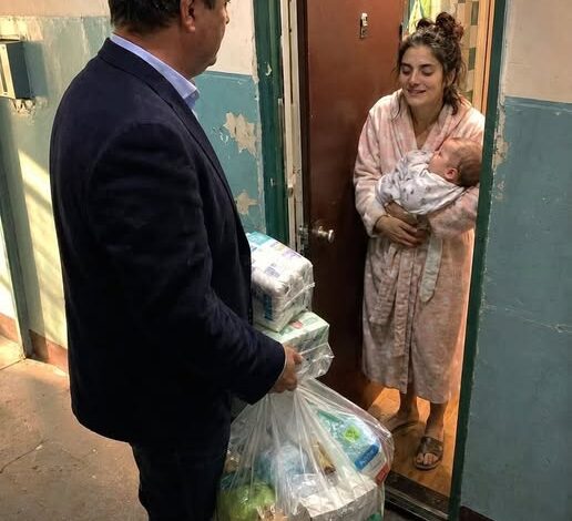 She Texted the Wrong Number for to Buy Baby Formula — Then a Stranger Arrived Before Midnight She Texted the Wrong Number for to Buy Baby Formula — Then a Stranger Arrived Before Midnight