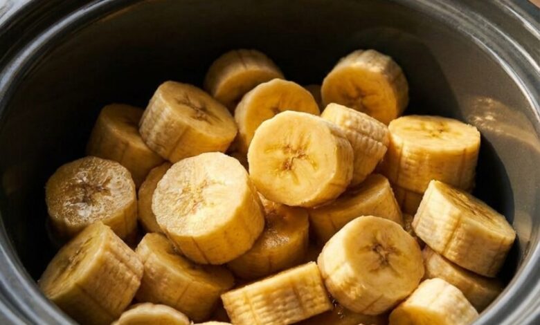 4-Ingredient Slow Cooker Banana Dessert That Tastes Like a Warm Caramel Treat
