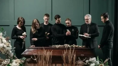 At Grandma’s Funeral, Her Lawyer Handed Me a Blue Box — Then My Mother Tried to Take It
