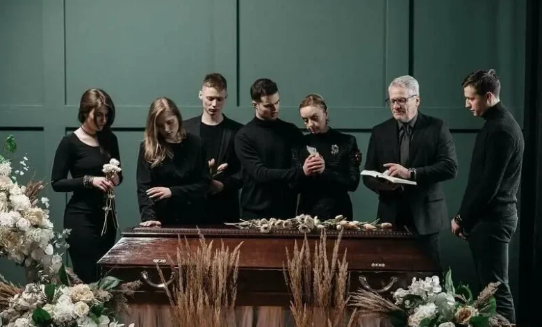 At Grandma’s Funeral, Her Lawyer Handed Me a Blue Box — Then My Mother Tried to Take It At Grandma’s Funeral, Her Lawyer Handed Me a Blue Box — Then My Mother Tried to Take It