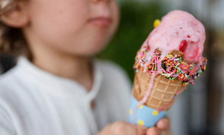 An Ice Cream Vendor Gave My Daughter a Free Cone—Twenty Minutes Later, Police Were Running Toward Us An Ice Cream Vendor Gave My Daughter a Free Cone—Twenty Minutes Later, Police Were Running Toward Us