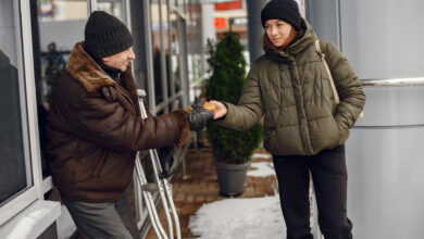 A Single Dad Helped a Stranded Woman in the Rain—The Next Morning, a Convoy of Luxury Cars Filled His Street