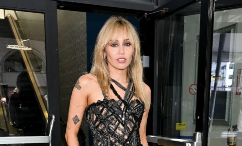 Miley Quietly Dropped Her Last Name After Losing Dolly Parton — And Fans Think the Timing Says Everything