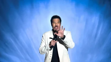 Lionel Richie Lit Up the St. Louis Stage in Bright Yellow — Hours Later, He Was in Intensive Care