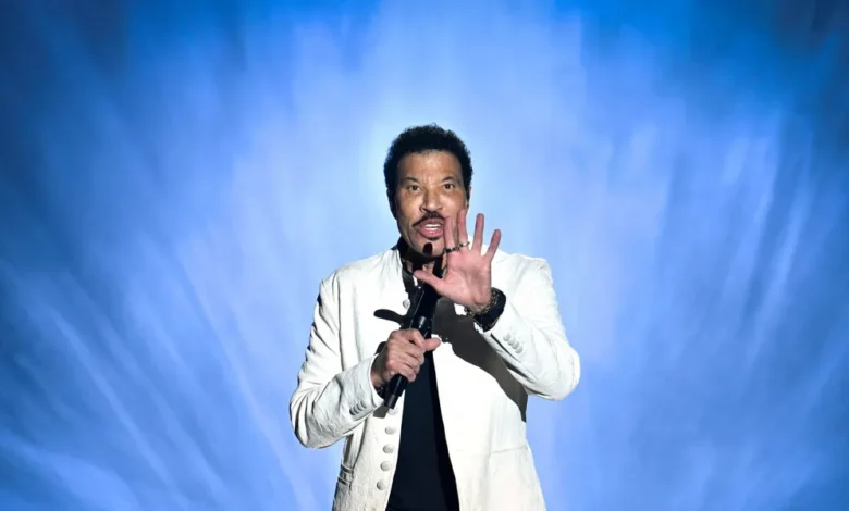 Lionel Richie Lit Up the St. Louis Stage in Bright Yellow — Hours Later, He Was in Intensive Care